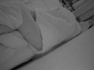 voyeurcam-julmodels-whitebed-4 webcam