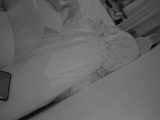 voyeurcam-julmodels-whitebed-4 webcam