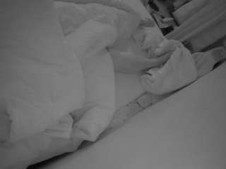 voyeurcam-julmodels-whitebed-4 webcam