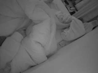 voyeurcam-julmodels-whitebed-4 webcam