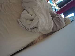 voyeurcam-julmodels-whitebed-4 webcam
