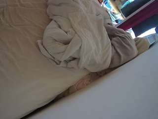 voyeurcam-julmodels-whitebed-4 webcam