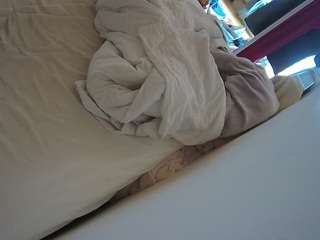 voyeurcam-julmodels-whitebed-4 webcam
