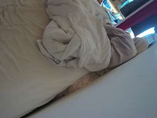 voyeurcam-julmodels-whitebed-4 webcam