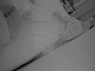 voyeurcam-julmodels-whitebed-4 webcam