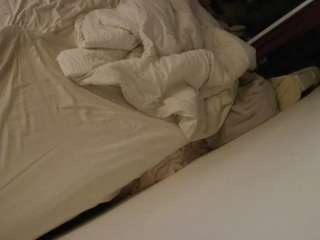 voyeurcam-julmodels-whitebed-4 webcam