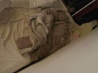 voyeurcam-julmodels-whitebed-4 webcam