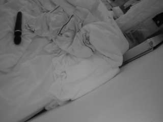 voyeurcam-julmodels-whitebed-4