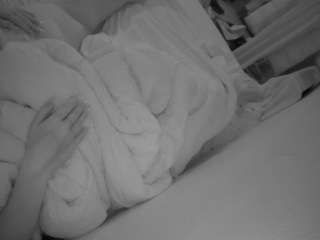 voyeurcam-julmodels-whitebed-4 webcam