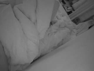 voyeurcam-julmodels-whitebed-4 webcam