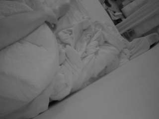 voyeurcam-julmodels-whitebed-4 webcam