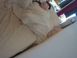 voyeurcam-julmodels-whitebed-4 webcam