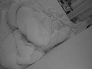 voyeurcam-julmodels-whitebed-4 webcam