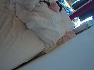 voyeurcam-julmodels-whitebed-4 webcam