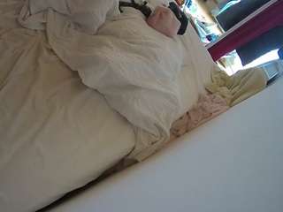 voyeurcam-julmodels-whitebed-4 webcam