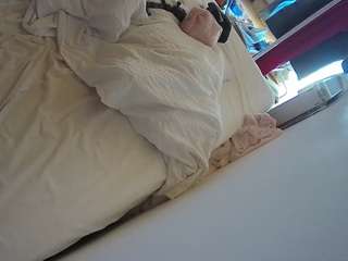 voyeurcam-julmodels-whitebed-4 webcam