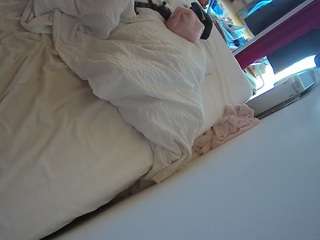 voyeurcam-julmodels-whitebed-4 webcam