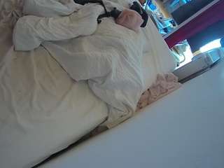 voyeurcam-julmodels-whitebed-4 webcam