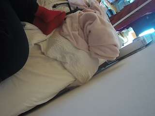 voyeurcam-julmodels-whitebed-4 webcam