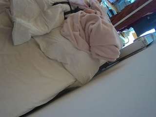 voyeurcam-julmodels-whitebed-4 webcam