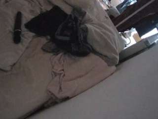 voyeurcam-julmodels-whitebed-4