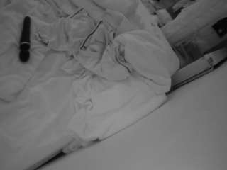 voyeurcam-julmodels-whitebed-4