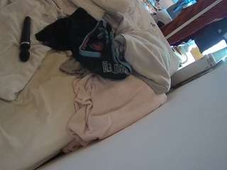 voyeurcam-julmodels-whitebed-4