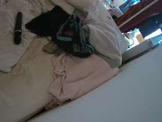 voyeurcam-julmodels-whitebed-4
