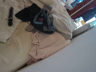 voyeurcam-julmodels-whitebed-4