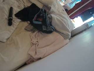 voyeurcam-julmodels-whitebed-4