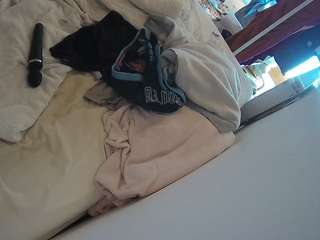 voyeurcam-julmodels-whitebed-4 webcam