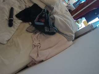 voyeurcam-julmodels-whitebed-4