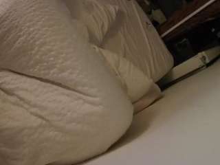 voyeurcam-julmodels-whitebed-4