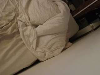 Dit model is nu live. voyeurcam-julmodels-whitebed-4