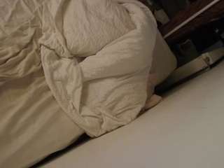 voyeurcam-julmodels-whitebed-4 webcam