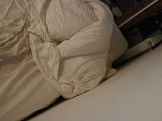 Model ini sedang live sekarang. voyeurcam-julmodels-whitebed-4