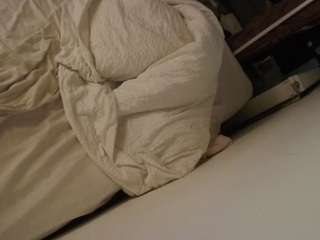 Model ini sedang live sekarang. voyeurcam-julmodels-whitebed-4