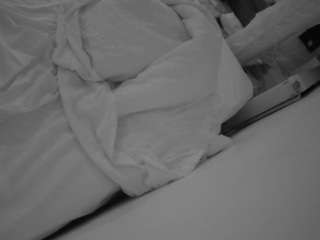 Dieses Model ist jetzt live. voyeurcam-julmodels-whitebed-4