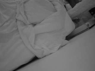 Questo modello è in diretta ora. voyeurcam-julmodels-whitebed-4