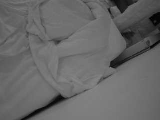 Ten model jest teraz na żywo. voyeurcam-julmodels-whitebed-4