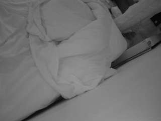 Ce modèle est en direct maintenant. voyeurcam-julmodels-whitebed-4