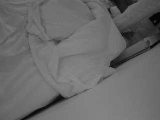 Questo modello è in diretta ora. voyeurcam-julmodels-whitebed-4