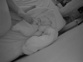 Ця модель зараз онлайн. voyeurcam-julmodels-whitebed-4