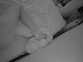 该模特正在直播。 voyeurcam-julmodels-whitebed-4