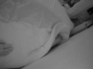 このモデルは現在ライブ中です。 voyeurcam-julmodels-whitebed-4
