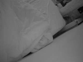 Dieses Model ist jetzt live. voyeurcam-julmodels-whitebed-4