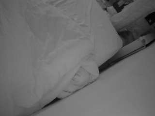 هذا النموذج مباشر الآن. voyeurcam-julmodels-whitebed-4