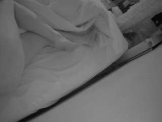 Questo modello è in diretta ora. voyeurcam-julmodels-whitebed-4