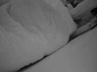 Ця модель зараз онлайн. voyeurcam-julmodels-whitebed-4