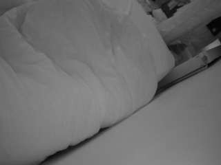 이 모델은 현재 라이브 중입니다. voyeurcam-julmodels-whitebed-4
